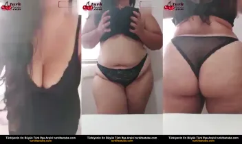 Olgun Bayan, ıslak seksi organını sergiliyor