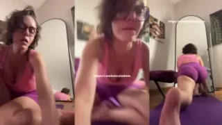 Karolin Fişekçi Patreon ifşa – Mor kısa taytla gece esnemesi