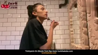 Kadın Tuvaletinde Saksılı Kadın üvey kardeşini Cazibeli Bir Şekilde Yönetiyor