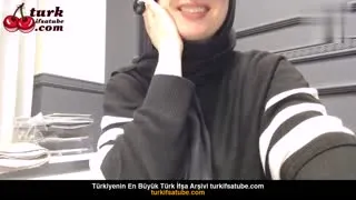 Türbanlı kadın memelerini açığa çıkardı